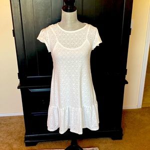 NEW W/ TAGS. Cute eyelet dress/attached liner. Flutter sleeves/ruffle hem. Med